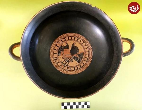 تاج وارونه,کشف جسد یک زن با تاج وارونه