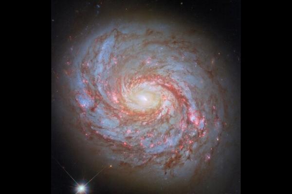 کهکشان مارپیچی,عکس روز ناسا از یک کهکشان مارپیچی با مرکز فعال