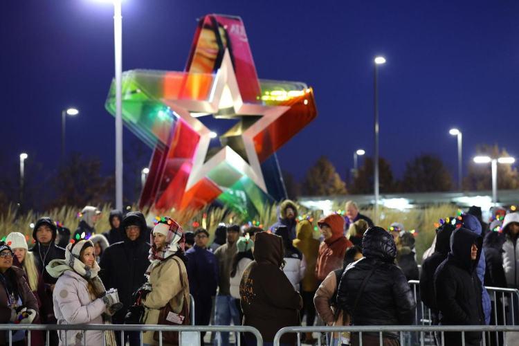 تصاویر صفهای خرید بلک فرایدی تصاویر صفهای خرید بلک فرایدی,تصاویری از بلک فرایدی 2025,عکس های بلک فرایدی در نوامبر 2025