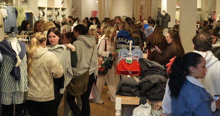 تصاویر صفهای خرید بلک فرایدی تصاویر صفهای خرید بلک فرایدی,تصاویری از بلک فرایدی 2025,عکس های بلک فرایدی در نوامبر 2025