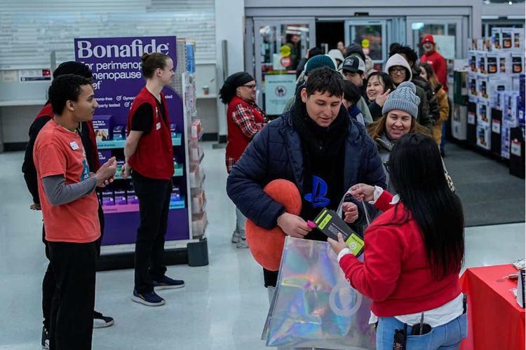 تصاویر صفهای خرید بلک فرایدی تصاویر صفهای خرید بلک فرایدی,تصاویری از بلک فرایدی 2025,عکس های بلک فرایدی در نوامبر 2025