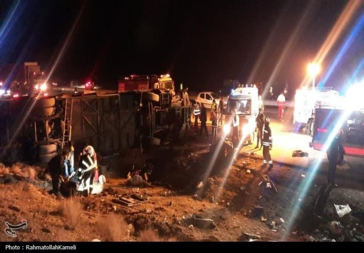 تصاویر واژگونی اتوبوس در محور اصفهان - نطنز,عکس های واژگونی اتوبوس در نطنز,تصاویر واژگونی اتوبوس نطنز