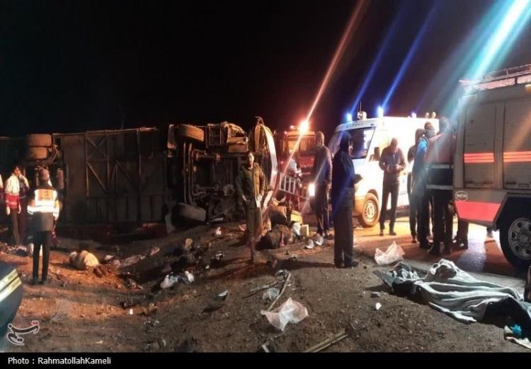 تصاویر واژگونی اتوبوس در محور اصفهان - نطنز,عکس های واژگونی اتوبوس در نطنز,تصاویر واژگونی اتوبوس نطنز