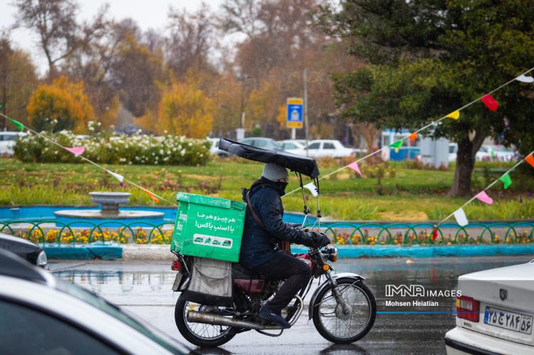 تصاویر باران پاییزی در اصفهان تصاویر باران پاییزی در اصفهان,عکس های باران پاییزی در اصفهان در آذر 1404,تصاویری از باران پاییزی در اصفهان