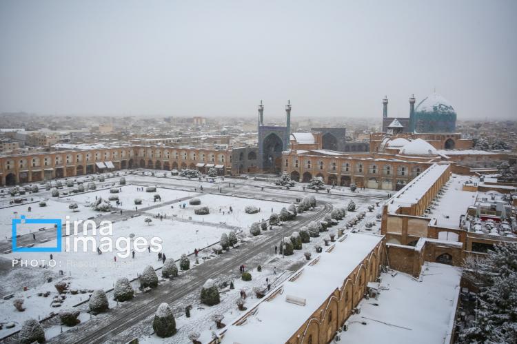 تصاویر بارش برف پاییزی در اصفهان,عکس های بارش برف پاییزی در اصفهان,تصاویر براش برف اصفهان در آذر 1404