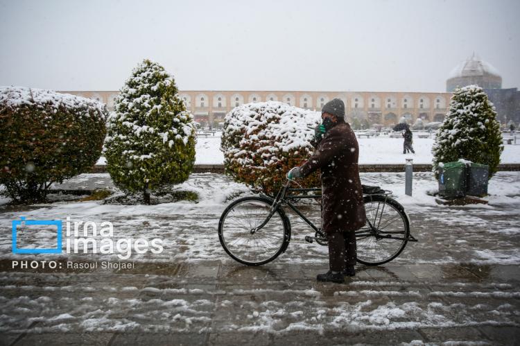 تصاویر بارش برف پاییزی در اصفهان,عکس های بارش برف پاییزی در اصفهان,تصاویر براش برف اصفهان در آذر 1404