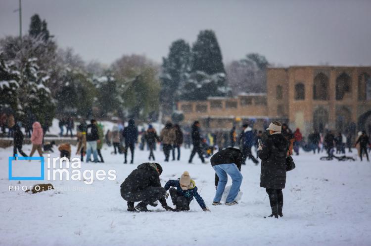 تصاویر بارش برف پاییزی در اصفهان,عکس های بارش برف پاییزی در اصفهان,تصاویر براش برف اصفهان در آذر 1404