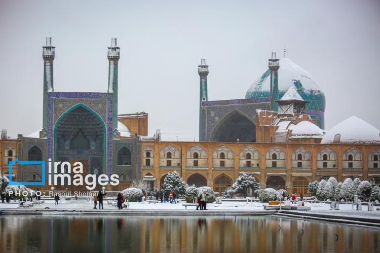 تصاویر بارش برف پاییزی در اصفهان,عکس های بارش برف پاییزی در اصفهان,تصاویر براش برف اصفهان در آذر 1404