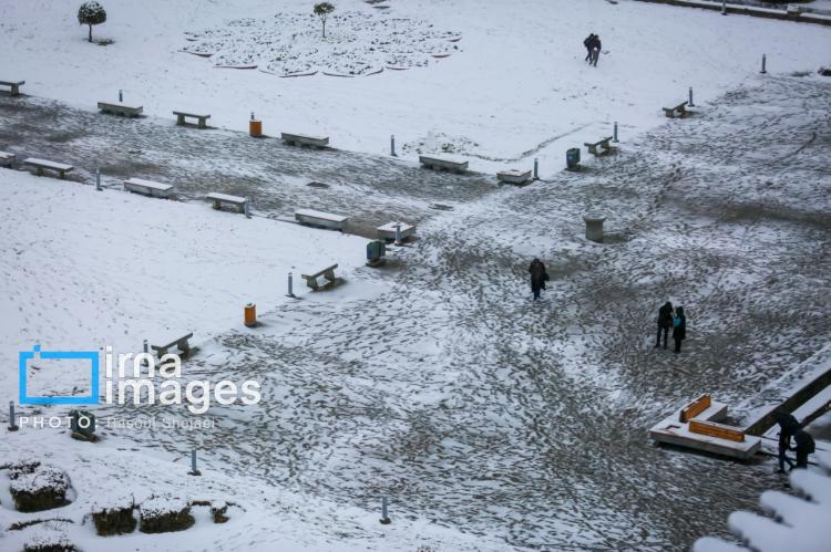 تصاویر بارش برف پاییزی در اصفهان,عکس های بارش برف پاییزی در اصفهان,تصاویر براش برف اصفهان در آذر 1404