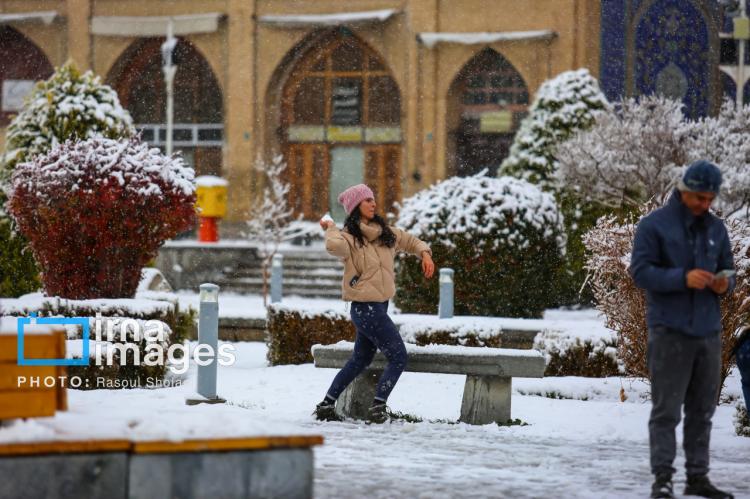 تصاویر بارش برف پاییزی در اصفهان,عکس های بارش برف پاییزی در اصفهان,تصاویر براش برف اصفهان در آذر 1404