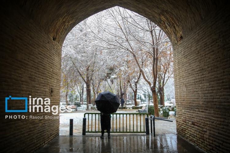 تصاویر بارش برف پاییزی در اصفهان,عکس های بارش برف پاییزی در اصفهان,تصاویر براش برف اصفهان در آذر 1404