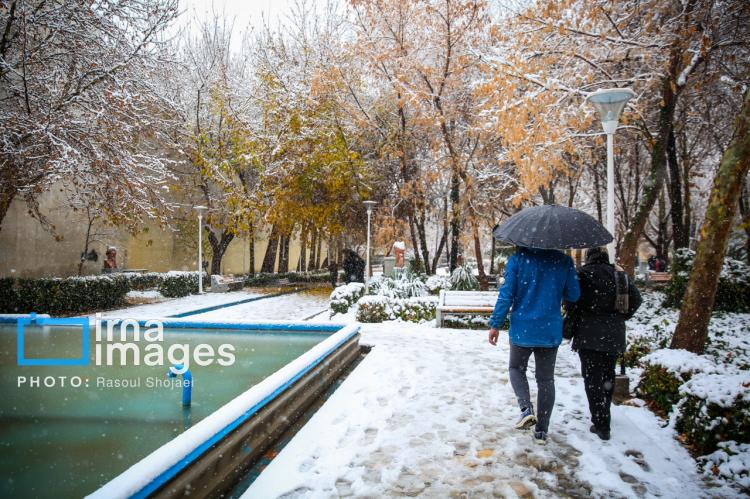 تصاویر بارش برف پاییزی در اصفهان,عکس های بارش برف پاییزی در اصفهان,تصاویر براش برف اصفهان در آذر 1404
