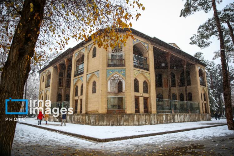 تصاویر بارش برف پاییزی در اصفهان,عکس های بارش برف پاییزی در اصفهان,تصاویر براش برف اصفهان در آذر 1404