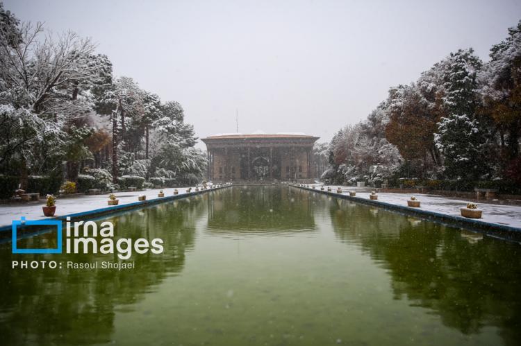 تصاویر بارش برف پاییزی در اصفهان,عکس های بارش برف پاییزی در اصفهان,تصاویر براش برف اصفهان در آذر 1404