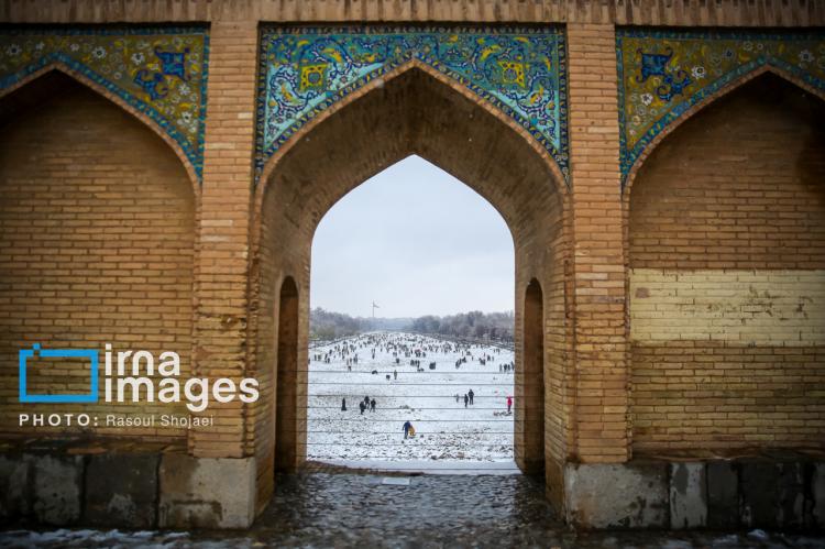تصاویر بارش برف پاییزی در اصفهان,عکس های بارش برف پاییزی در اصفهان,تصاویر براش برف اصفهان در آذر 1404