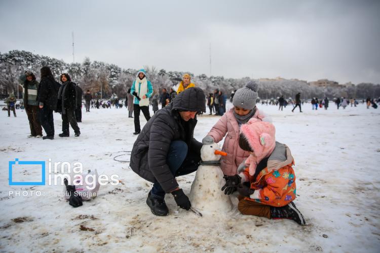 تصاویر بارش برف پاییزی در اصفهان,عکس های بارش برف پاییزی در اصفهان,تصاویر براش برف اصفهان در آذر 1404