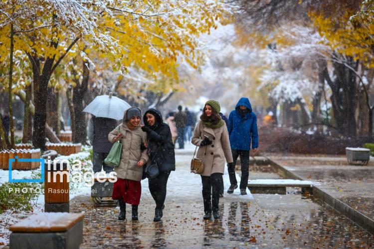 تصاویر بارش برف پاییزی در اصفهان,عکس های بارش برف پاییزی در اصفهان,تصاویر براش برف اصفهان در آذر 1404