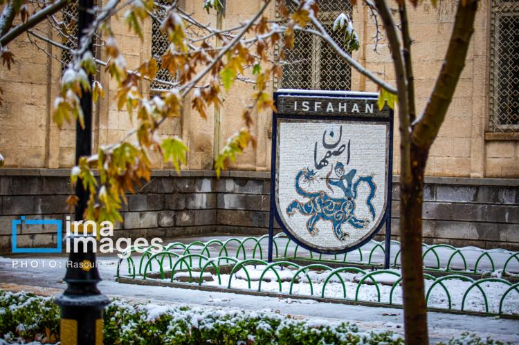 تصاویر بارش برف پاییزی در اصفهان,عکس های بارش برف پاییزی در اصفهان,تصاویر براش برف اصفهان در آذر 1404