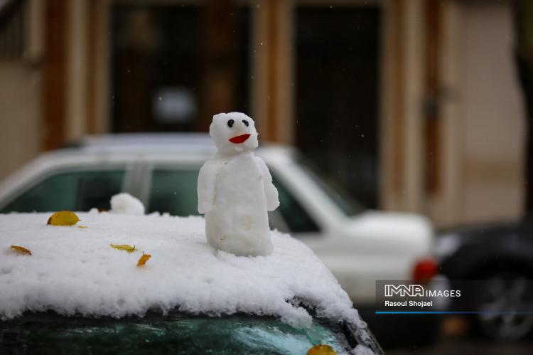 تصاویر بارش برف پاییزی در اصفهان,عکس های بارش برف پاییزی در اصفهان,تصاویر براش برف اصفهان در آذر 1404