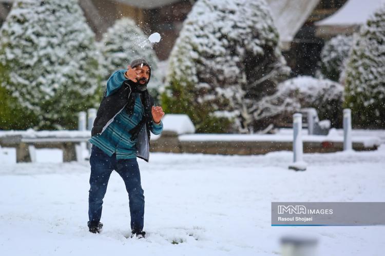 تصاویر بارش برف پاییزی در اصفهان,عکس های بارش برف پاییزی در اصفهان,تصاویر براش برف اصفهان در آذر 1404
