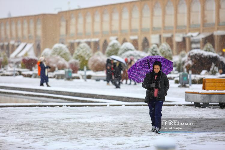 تصاویر بارش برف پاییزی در اصفهان,عکس های بارش برف پاییزی در اصفهان,تصاویر براش برف اصفهان در آذر 1404