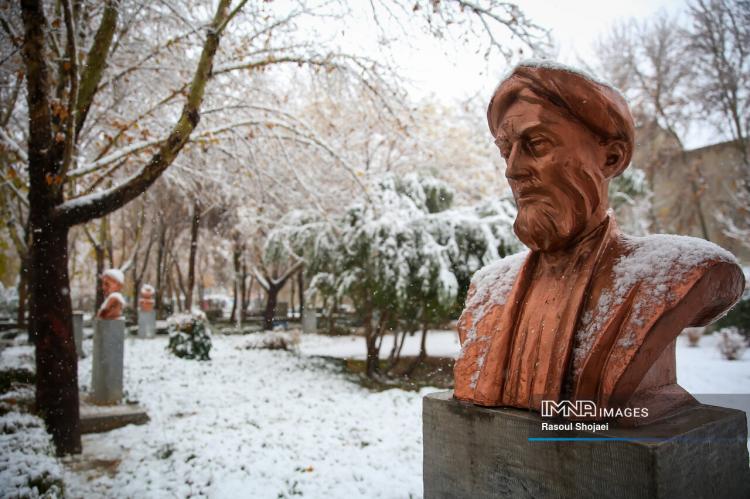 تصاویر بارش برف پاییزی در اصفهان,عکس های بارش برف پاییزی در اصفهان,تصاویر براش برف اصفهان در آذر 1404