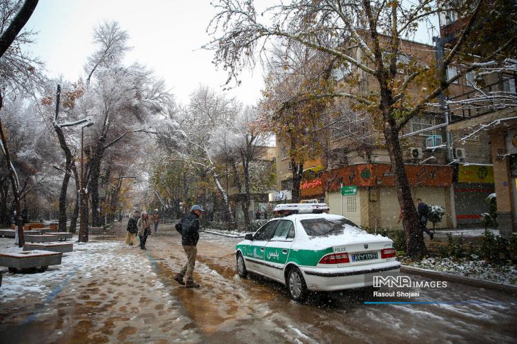 تصاویر بارش برف پاییزی در اصفهان,عکس های بارش برف پاییزی در اصفهان,تصاویر براش برف اصفهان در آذر 1404