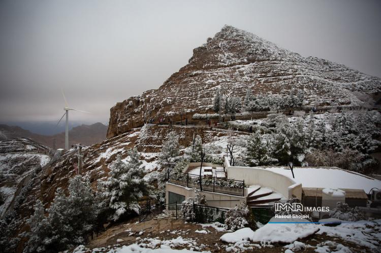 تصاویر بارش برف پاییزی در اصفهان,عکس های بارش برف پاییزی در اصفهان,تصاویر براش برف اصفهان در آذر 1404