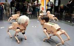 غافلگیری مردم در یک نمایشگاه؛ سگهای رباتیک با چهره ایلان ماسک و مارک زاکربرگ سگهای رباتیک,ایلان ماسک و پیکاسو در گالری هنری