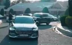 بابک زنجانی سوار بر میباخ و اسکورت با لندکروزر در مراسم افتتاح شرکت جدیدش بابک زنجانی,بابک زنجانی سوار بر میباخ و اسکورت با لندکروزر در مراسم افتتاح شرکت جدیدش