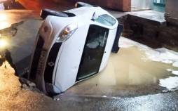 واژگونی خودرو به دنبال فرونشست خیابان در «خمینیشهر» اصفهان حوادث اصفهان,واژگونی خودرو به دنبال فرونشست خیابان در خمینیشهر اصفهان