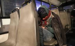 کارتن خواب در اتوبوس,کارتن خواب‌ها بابت شب خوابی در اتوبوس