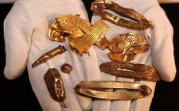 گنج 1400 سالۀ «جواهرات شکسته» از دامنۀ یک تپه بیرون آمد گنج 1400 سالۀ,کشف زیورآلات آنگلوساکسونی در انگلیس