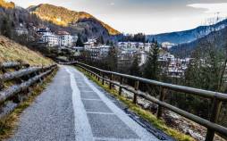 خورشید,عکس روز ناسا از خالکوبی خورشید روی جاده