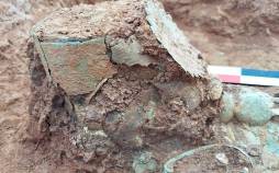 تاج وارونه,کشف جسد یک زن با تاج وارونه