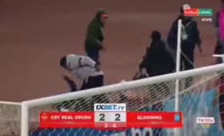 فیلم | آشوب در فوتبال بولیوی؛ ۱۷ اخراجی و گاز اشک آور زدن پلیس