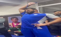 فیلم | حسن یزدانی در حال گرم کردن با پیراهن استقلال برای حضور در مسابقات لیگ کشتی آزاد