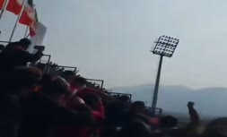 فیلم | درگیری تماشاگران استقلال و پرسپولیس روی سکوها (دربی 106)
