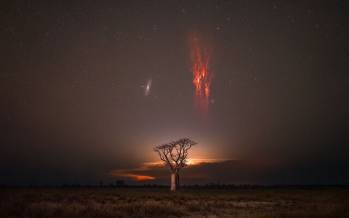 کهکشان آندرومدا,عکس روز ناسا از ملاقات کهکشان آندرومدا با اشباح سرخ