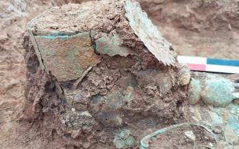 تاج وارونه,کشف جسد یک زن با تاج وارونه