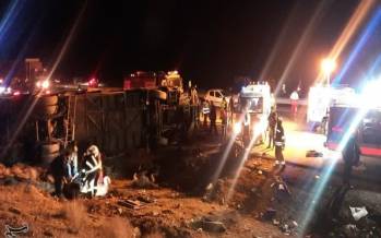 تصاویر | واژگونی اتوبوس در محور اصفهان - نطنز با 13 کشته تصاویر واژگونی اتوبوس در محور اصفهان - نطنز,عکس های واژگونی اتوبوس در نطنز,تصاویر واژگونی اتوبوس نطنز