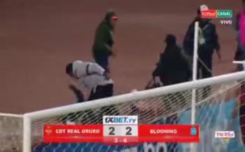 فیلم | آشوب در فوتبال بولیوی؛ ۱۷ اخراجی و گاز اشک آور زدن پلیس