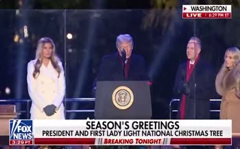 فیلم | روشن کردن درخت کریسمس جلوی کاخ سفید توسط ترامپ و ملانیا فیلم | روشن کردن درخت کریسمس جلوی کاخ سفید توسط ترامپ و ملانیا