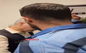 فیلم | درگیری لفظی پزشک قلابی با خبرنگاران فیلم | درگیری لفظی پزشک قلابی با خبرنگاران