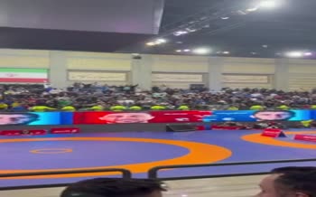 فیلم | تشویق یکپارچه رسول خادم پیش از شروع فینال لیگ کشتی آزاد