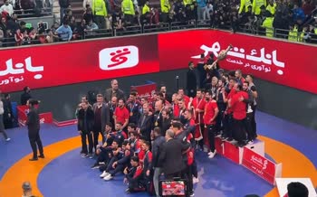 فیلم | اهدای کاپ قهرمانی لیگ کشتی آزاد به بانک شهر؛ استقلال روی سکو هم نیامد فیلم | اهدای کاپ قهرمانی لیگ کشتی آزاد به بانک شهر؛ استقلال روی سکو هم نیامد