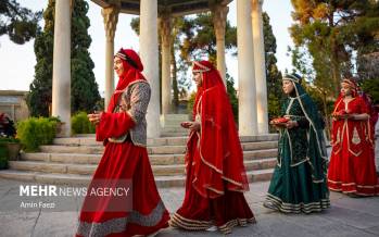 تصاویر شب یلدا در آرامگاه حافظ,عکس های شب یلدا در آرامگاه حافظ,تصاویری از جشن شب یلدا 1404در آرامگاه حافظ