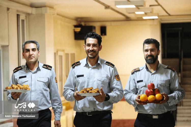 تصاویر شب یلدای آتش‌نشان‌ها در همدان,عکس های شب یلدا آتش نشان های همدان,تصاویری از جشن شب یلدا 1404 در همدان