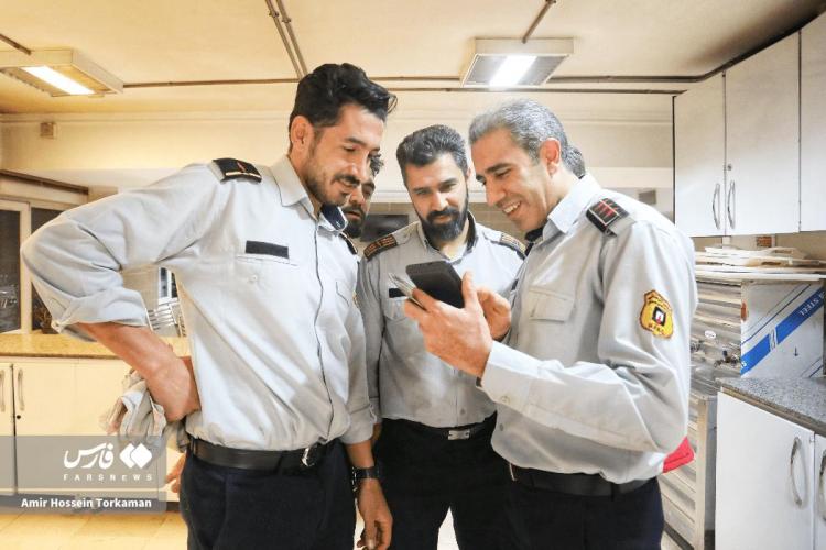 تصاویر شب یلدای آتش‌نشان‌ها در همدان,عکس های شب یلدا آتش نشان های همدان,تصاویری از جشن شب یلدا 1404 در همدان