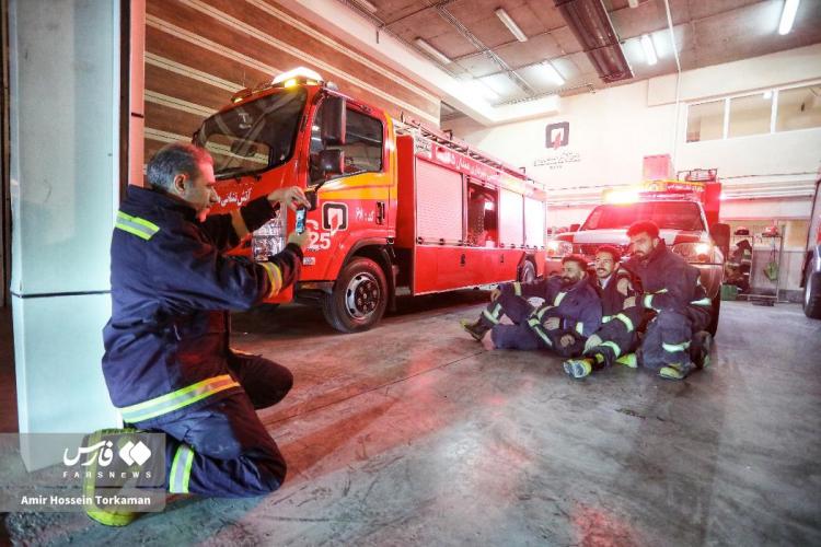 تصاویر شب یلدای آتش‌نشان‌ها در همدان,عکس های شب یلدا آتش نشان های همدان,تصاویری از جشن شب یلدا 1404 در همدان